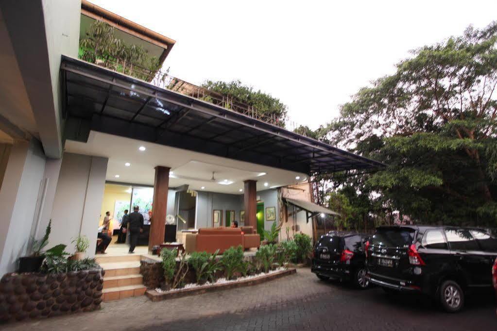 Maven Buncit Hotel Jakarta Exterior photo
