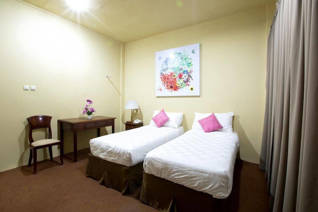 Maven Buncit Hotel Jakarta Exterior photo
